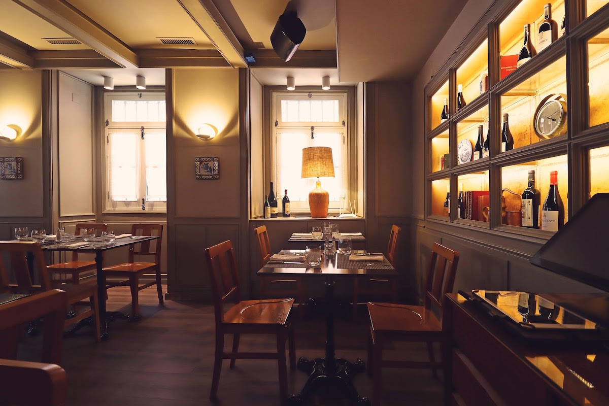O Regueirão warm dining room