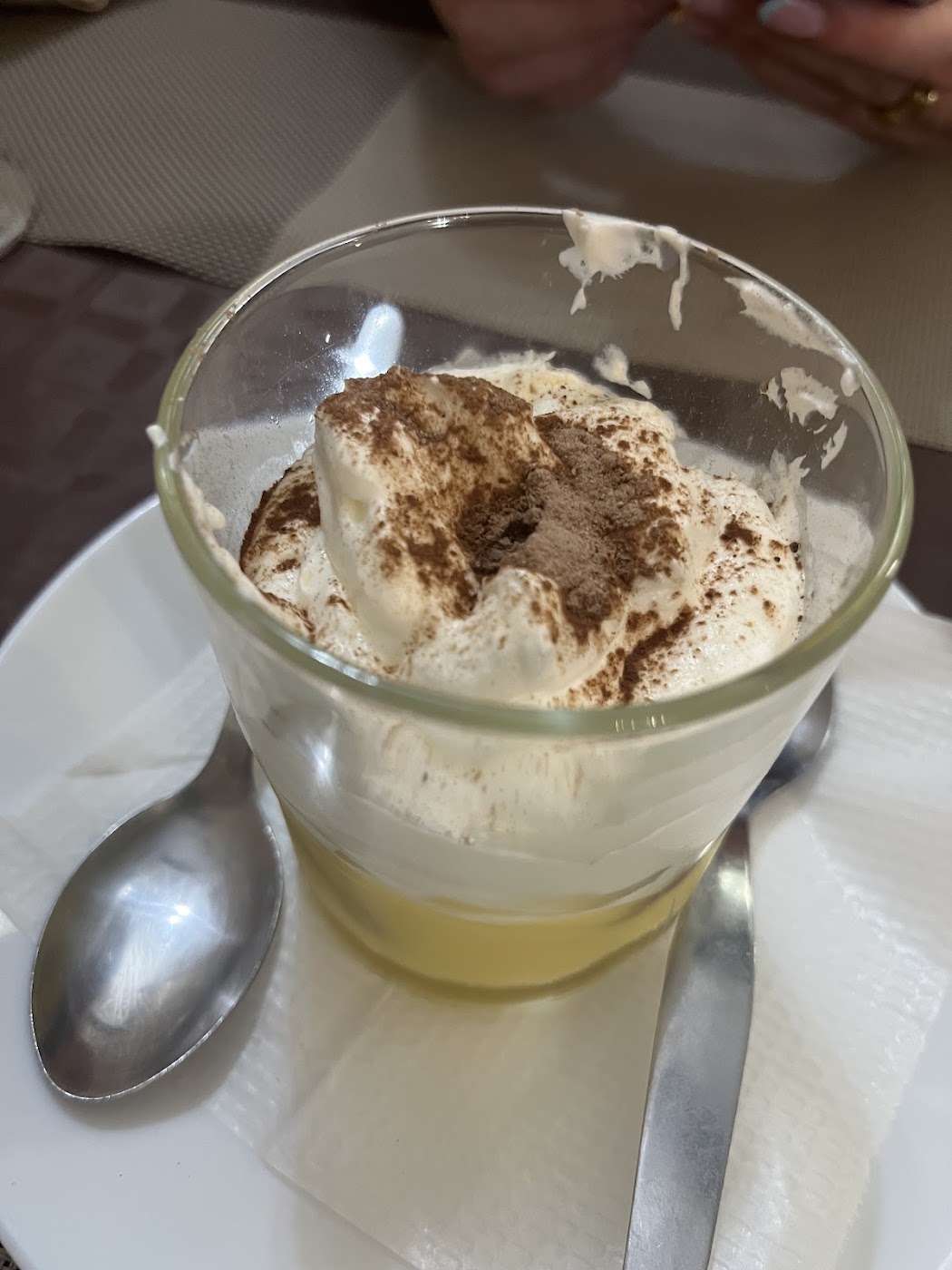 O Regueirão Balcão de bar com prateleiras de bebidas